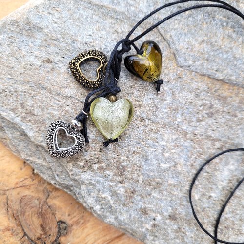 Un collier romantique à prix sympathique avec coeurs en verre murano ..  : "douceurs du matin"