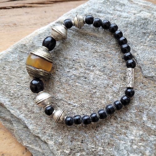 Un bracelet ajustable ethnique tribal et unisexe, perles en ambre et argent -tibet, perle argent berbère : "vocabulaire artistique"
