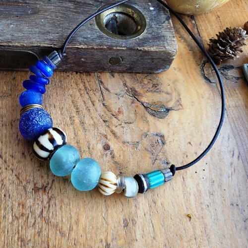 Un long collier ethnique unisexe , avec perles verre recyclé ghana; perle batik os et corne mali  ... : "vibrations d'energie"