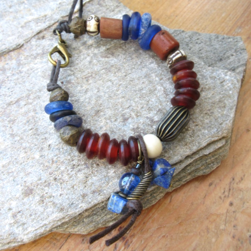 Un bracelet unisexe éclectique, tribal rustique et primitif avec très anciennes perles : "signes essentiels"