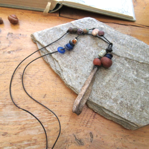 Un collier éclectique, tribal rustique et primitif avec pendentif pod artisanal en porcelaine et cuivre : "signes essentiels"