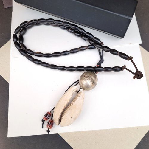 Un collier unisexe, style berbère avec perles anciennes corne noire, perle argent, gros cauris très ancien  !!!!! : "légende des brum