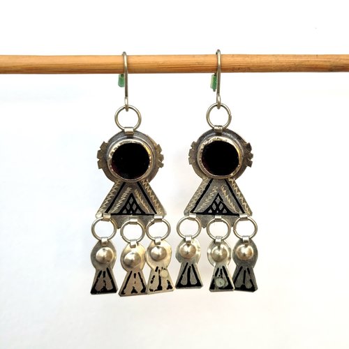 Boucles d'oreille boho tribales avec anciens pendentifs en vieil argent ciselé avec verroterie maroc: "evasion marocaine":