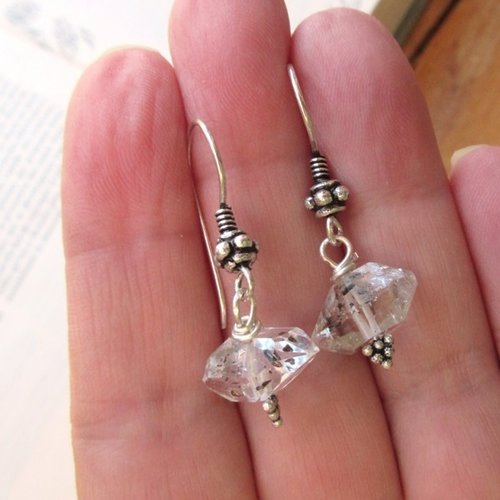 Des boucles d'oreille minimalistes avec ces diamants herkimer  : "douces sensations"
