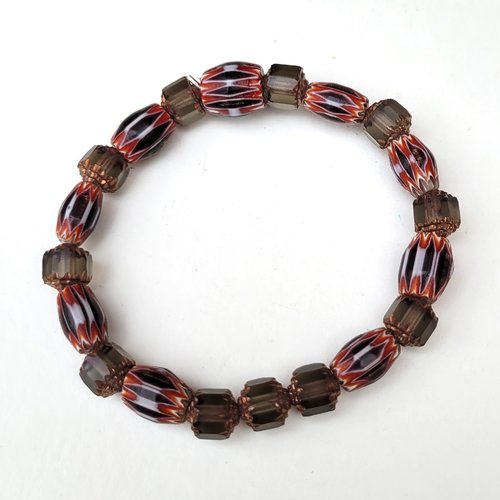 Un bracelet ethnique tribal et unisexe avec anciennes perles tubes en verre chevrons du népal : "senteurs de terre..."