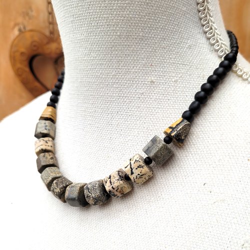 Un prix sympathique pour ce collier unisexe nature , élégant et raffiné avec perles jaspe chohuha, onyx mat .....