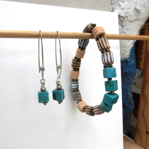 Une parure bracelet et boucles d'oreille , style amérindien, avec perles turquoise et céramique artisanale: "ces rythmes qui sonnent"