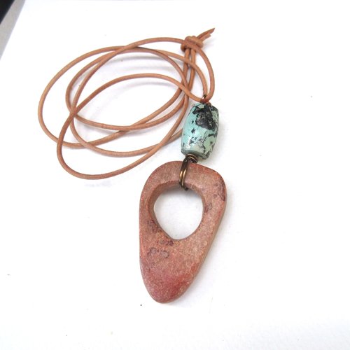 Un collier amulette unisexe avec pierre africaine du néolithique et grosse perle turquoise : "le souffle des vents"