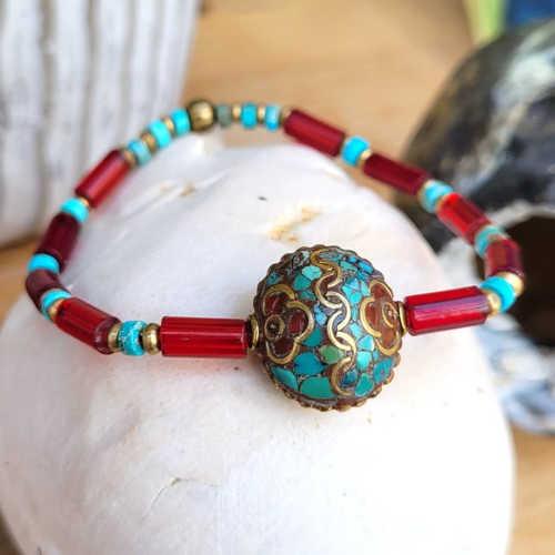Un bracelet ethnique tribal et unisexe avec ancienne perle cloisonnée du tibet , éclats de corail et de turquoise : "une magie troublante"