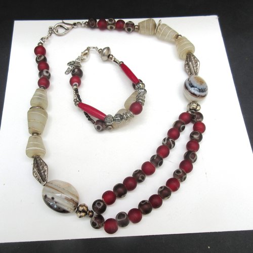 Un ensemble collier et bracelet : agate, perles vénitiennes, etc ..cadeau pour elle : "un petit air chic"
