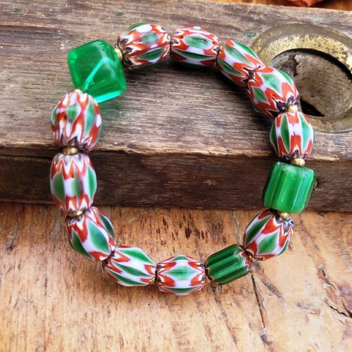 Un bracelet ajustable ethnique tribal et unisexe, perles en vaseline african trade beads, perles verre chevrons : "sursauts de vision"
