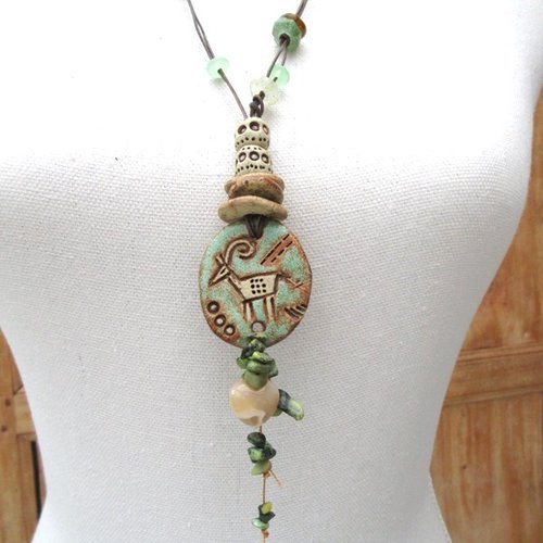 Un collier nature, joyeux de l'espérance;  avec céramiques artisanales  et serpentine : "artiste des coeurs"