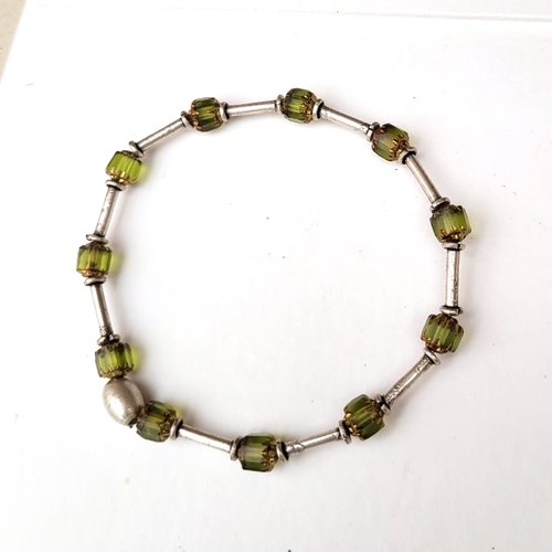 Un bracelet unisexe, poétique et zen ,avec perles en verre cathédrale vert pétillant pour un prix sympathique !!
