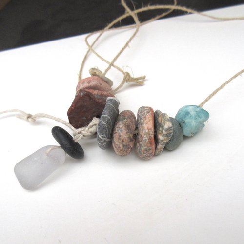 Un collier amulette unisexe avec des galets en verre et pierre de la mer : "comme une poésie du nord" !!!!!