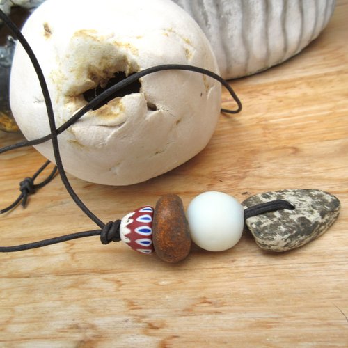 Collier unisexe avec pendentif amulette petite hache en pierre du néolithique afrique... :"echos antiques"