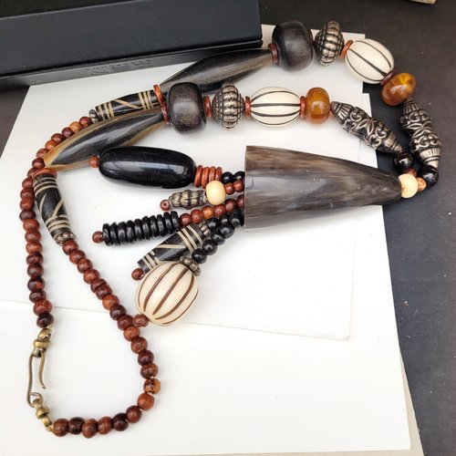 Un long collier tribal unique, ethnique nature unisexe, avec pendentif en corne , perles en bois, résine ...  : "habits de mystère" ...