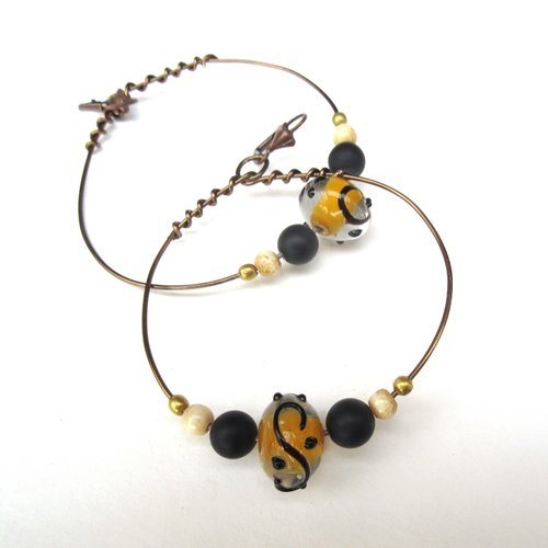 Des boucles d'oreille boho chics de style créoles avec perle d'agate noir mat , lampwork : "couleurs terre d'afrique"