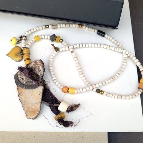 Un collier boho chic avec céramique raku artisanale ....: "l'air est dentelle"