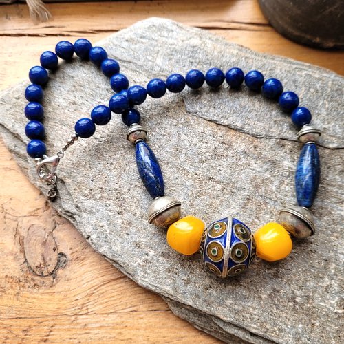 De splendides perles berbères en argent  et émail du maroc pour ce collier vintage en lapis lazuli : "couleurs du sud"