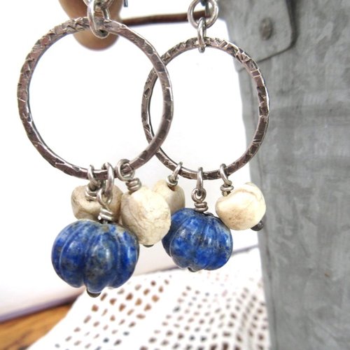 Des boucles d'oreille boho style créole argent avec perle melon de lapis lazuli .... : "regards de lumière"