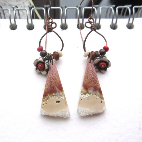 Des boucles d'oreille de style créoles avec de splendides cabochons de corail fossilisé druzy d'indonésie: "essences de la nature"
