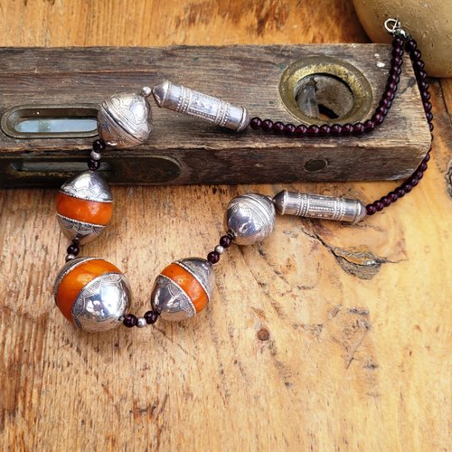 De splendides perles berbères -touareg en argent du maroc pour ce collier avec résine végétale  et perles grenat : "pour toi ..."