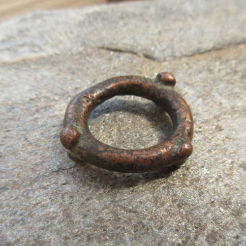 Côté vintage : une bague amulette en cuivre vikings ou pendentif antique à pointes ..