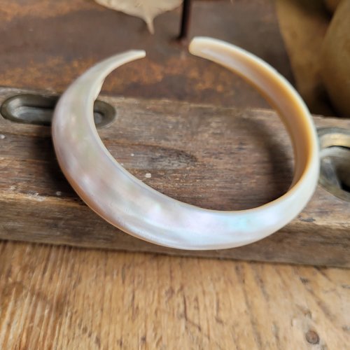 Côté vintage : très joli bracelet ethnique unisexe en nacre taillé à la main dans un coquillage de tahiti  ...