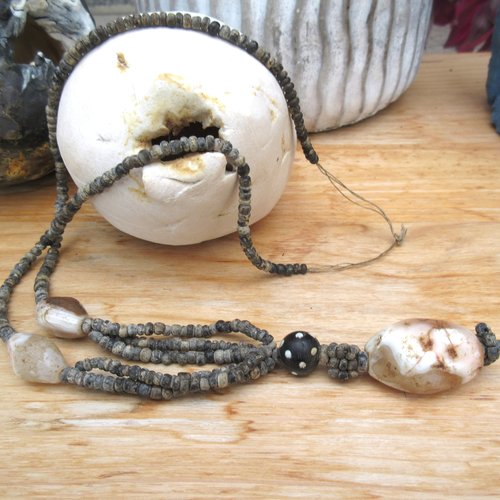 Un collier tribal de toute beauté en perles "djenné" et agate du néolithique : "magie des sables du désert "
