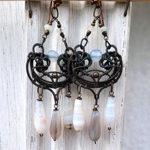 Des boucles d'oreille chandeliers - travail du métal - avec pierre de lune et agate opalisée : "de douces lumières"
