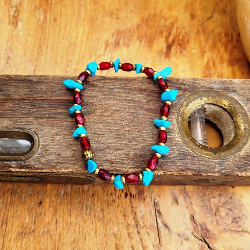 Un bracelet ajustable boho chic rustique avec turquoise sleeping beauty et perles en verre rouge de gambie : " des bulles d'espoir"
