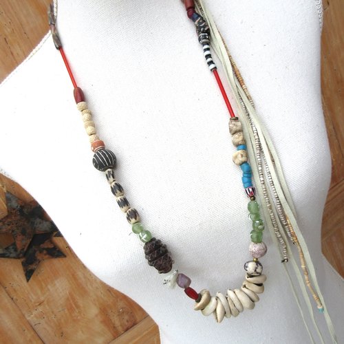 Un collier hippie unisexe avec anciennes perles de collection du mali, liens en daim ... : "peace and love"