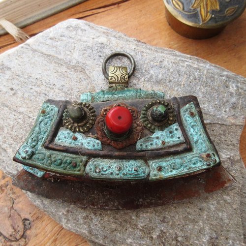 Du côté vintage: une ancienne bourse - pendentif du tibet- objet de collection- avec ancien corail et turquoise ..
