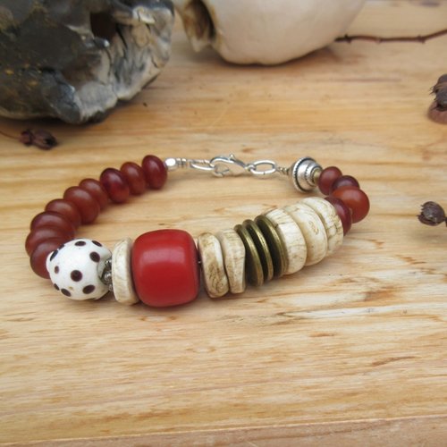 Un bracelet semi-rigide unisexe avec african trade beads et perles en résine du mali ..... : "secrets de l'instant"