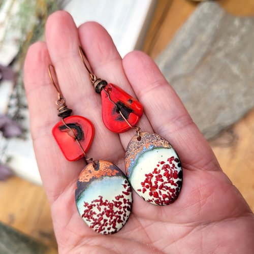 Des boucles d'oreille ethniques et minimalistes avec émail d'artisan et tranche de corail : "mouvances de rouges"