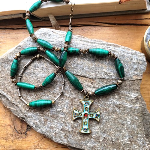 Une parure unisexe intemporelle collier et bracelet : perles en malachite et ancienne croix laiton et émaux:  "un autre possible" ..