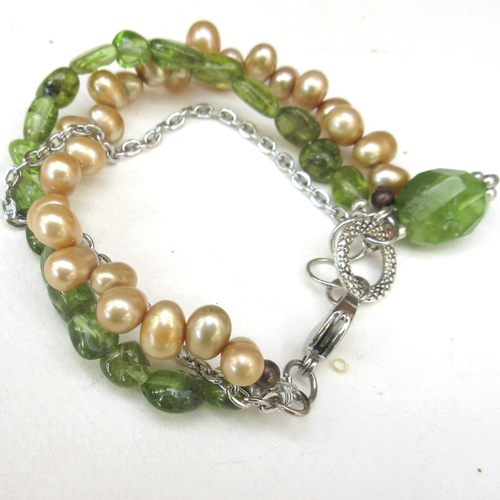Un bracelet 3 rangs, romantique : présent pour elle, en péridot , perles fines ... : "de vent et de lumière"