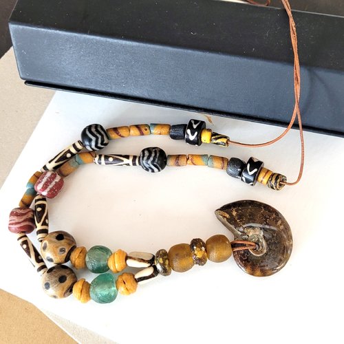 Un prix sympathique pour ce collier de style africain en belles pâtes de verre : "contrastes graphiques "