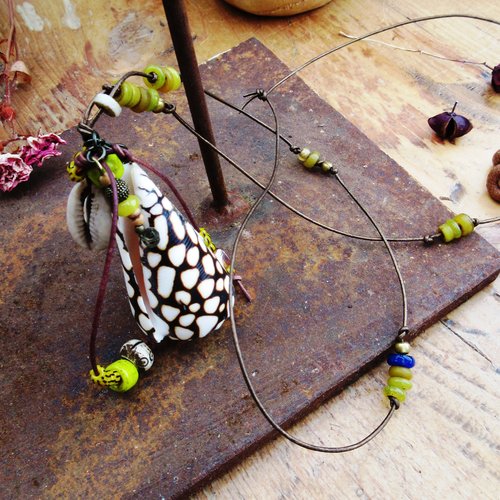 Petit grigris des temps modernes et anciens pour ce collier nature avec coquillage de collection conus eburneus: "poussières d'ecume"