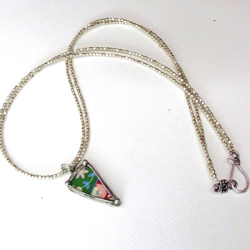 Magnifique pendentif en étain et ancienne porcelaine pour ce collier minimaliste , double rangs ... : "bruits de souvenirs"