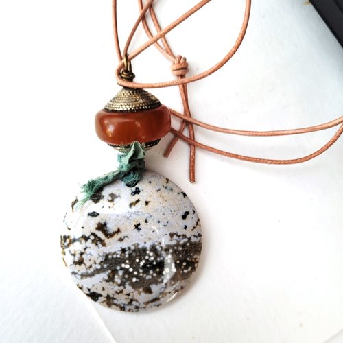 Un collier tribal aux parfums naturels avec cabochon en jaspe d'océan, perle ancienne ambre-argent : "a tes secrets"