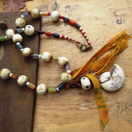 Un long collier boho , tribal ; spirituel, ethnique et talisman ... : "les portes du soleil ..."