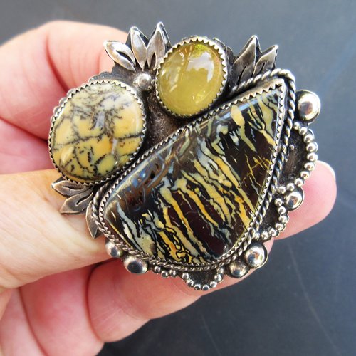 Une incroyable bague en argent 925 , avec 3 cabochons opale :  boulder koroit yowah, dendrite et jaune  ... pour le côté vintage !!!!