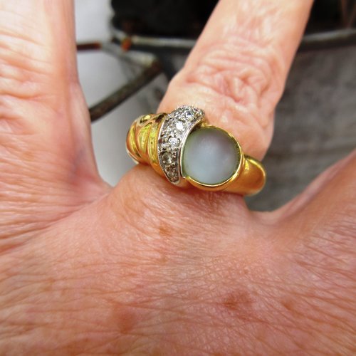 Du côté vintage : une bague décalée en or massif 18k avec topaze bleue et zircon; création artisanale ...!!!