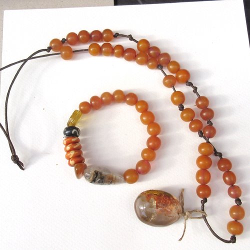 Une parure intemporelle collier et bracelet : perles en résine du mali et cabochon lodolite au rendez-vous ....: "des notes de liberté"