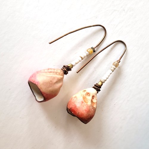 Un prix tout doux pour ces boucles d'oreille minimalistes romantiques avec clochettes porcelaine, perles verre afrique... ...