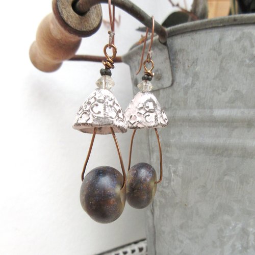 Des boucles d'oreille baroques , chics, minimalistes et citadines avec perles lampworks artisanales : "fleurs d'amitié "
