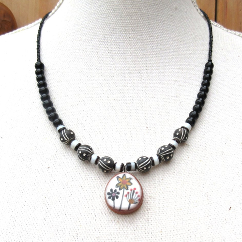 Magnifique pendentif en céramique artisanale pour ce collier unisexe et minimaliste ,un peu hippie ... : "objets de vie "