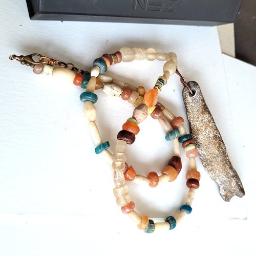 Un collier tribal, primitif, unisexe et ethnique, perles nila, cornaline,quartz du néolithique : "d' antiques echos"