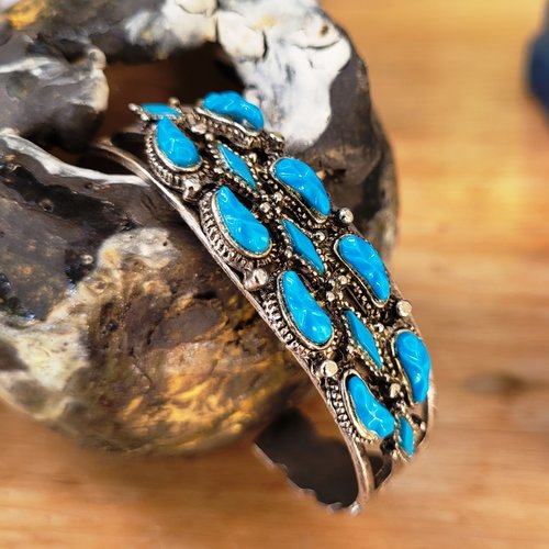 Pour le côté vintage : un superbe bracelet jonc style zuni  en acier et perles lucites ...